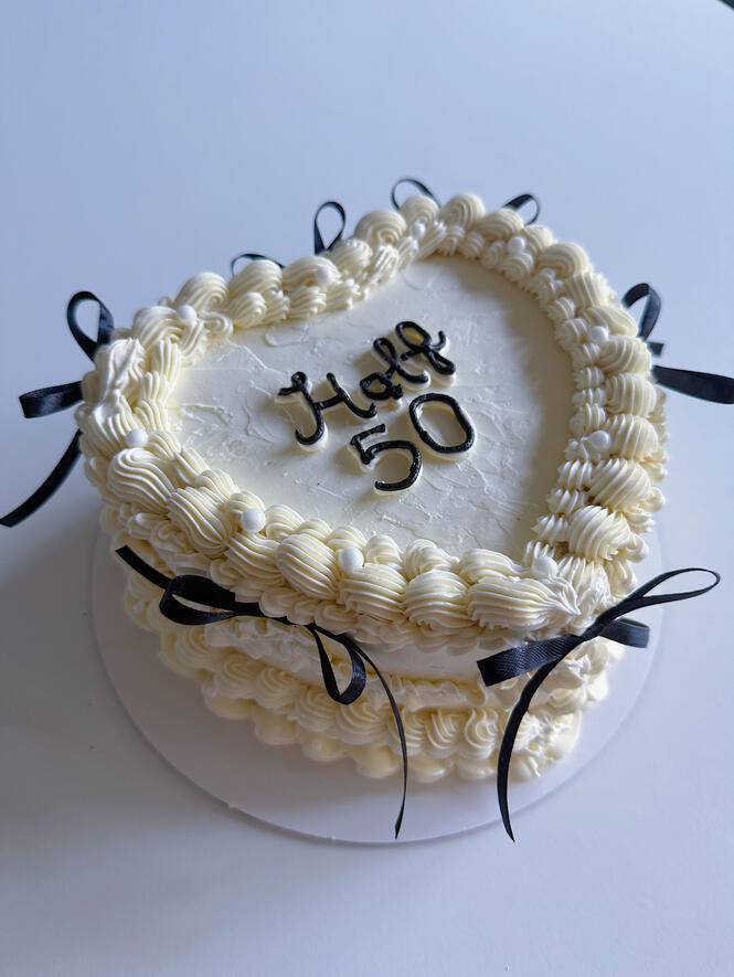 Custom vintage lambeth heart cake - black and white - with bows in berlin