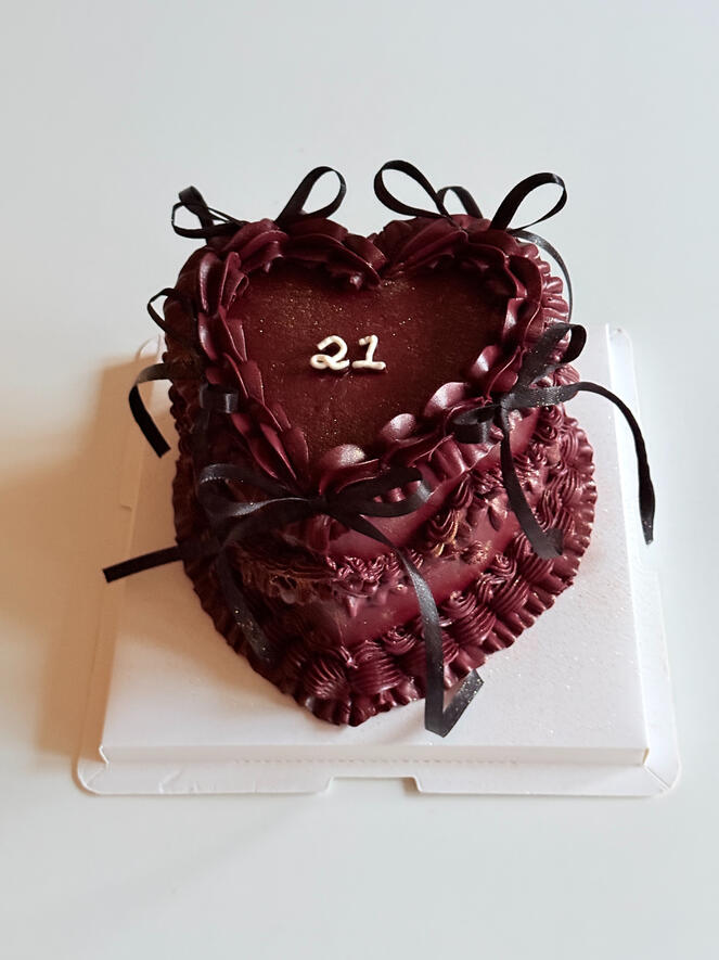 Burgundy vintage heart cake with glitter