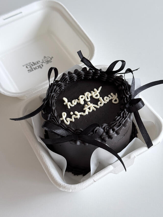 Black vintage bento cake