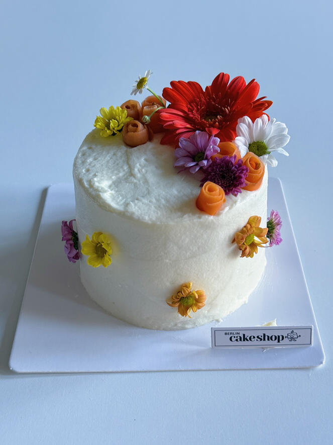 Custom carrot cake with flowers in berlin