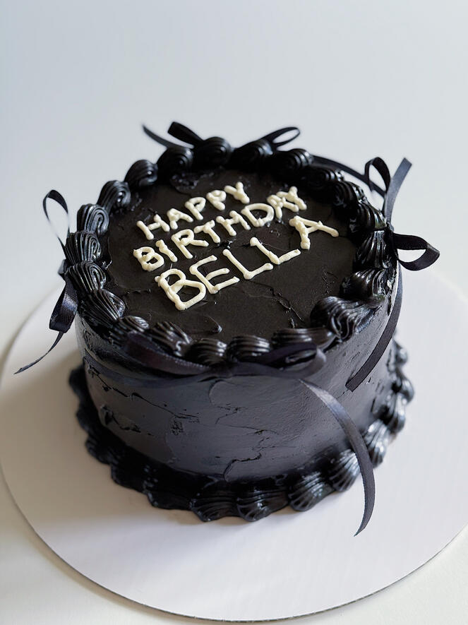 Black vintage lambeth cake with bows