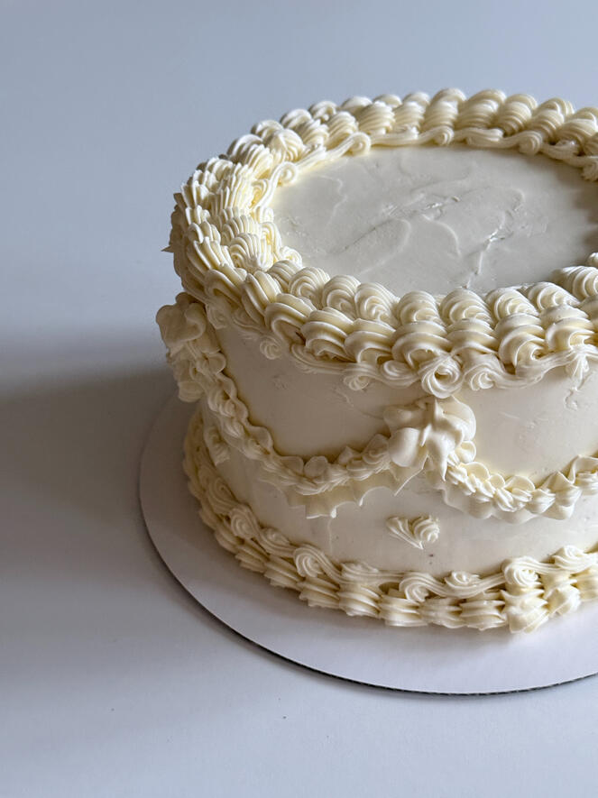 Elegant minimalistic white vintage cake